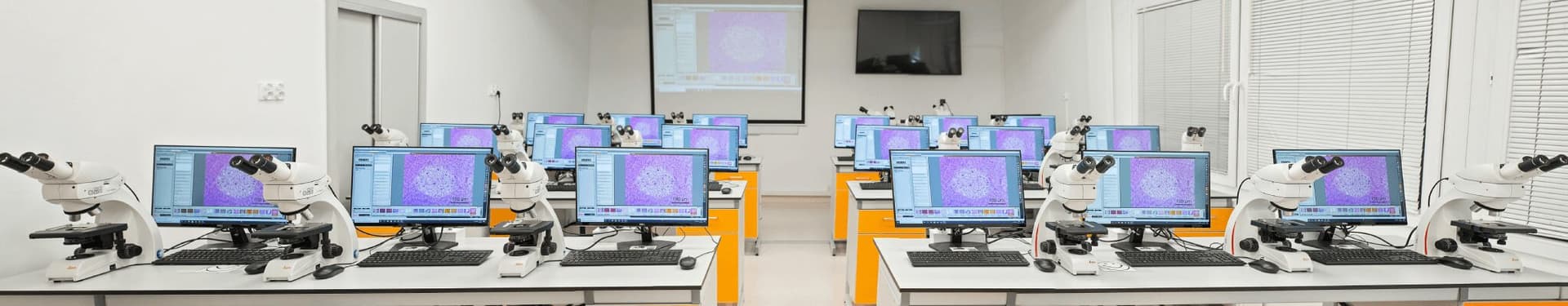 صورة رئيسية لمختبر مجاهر حديث في جامعة كوبرنيكوس في تورون ضمن دراسة حالة من EBS