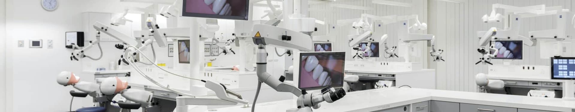 صورة رئيسية لمختبر حديث لطب الأسنان في أكاديمية Dentsply Sirona ضمن دراسة حالة من EBS