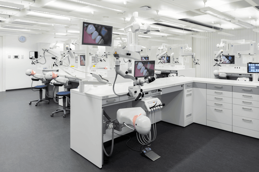 محطة المحاضر الرئيسية لطب الأسنان لدى Dentsply Sirona في بنسهايم