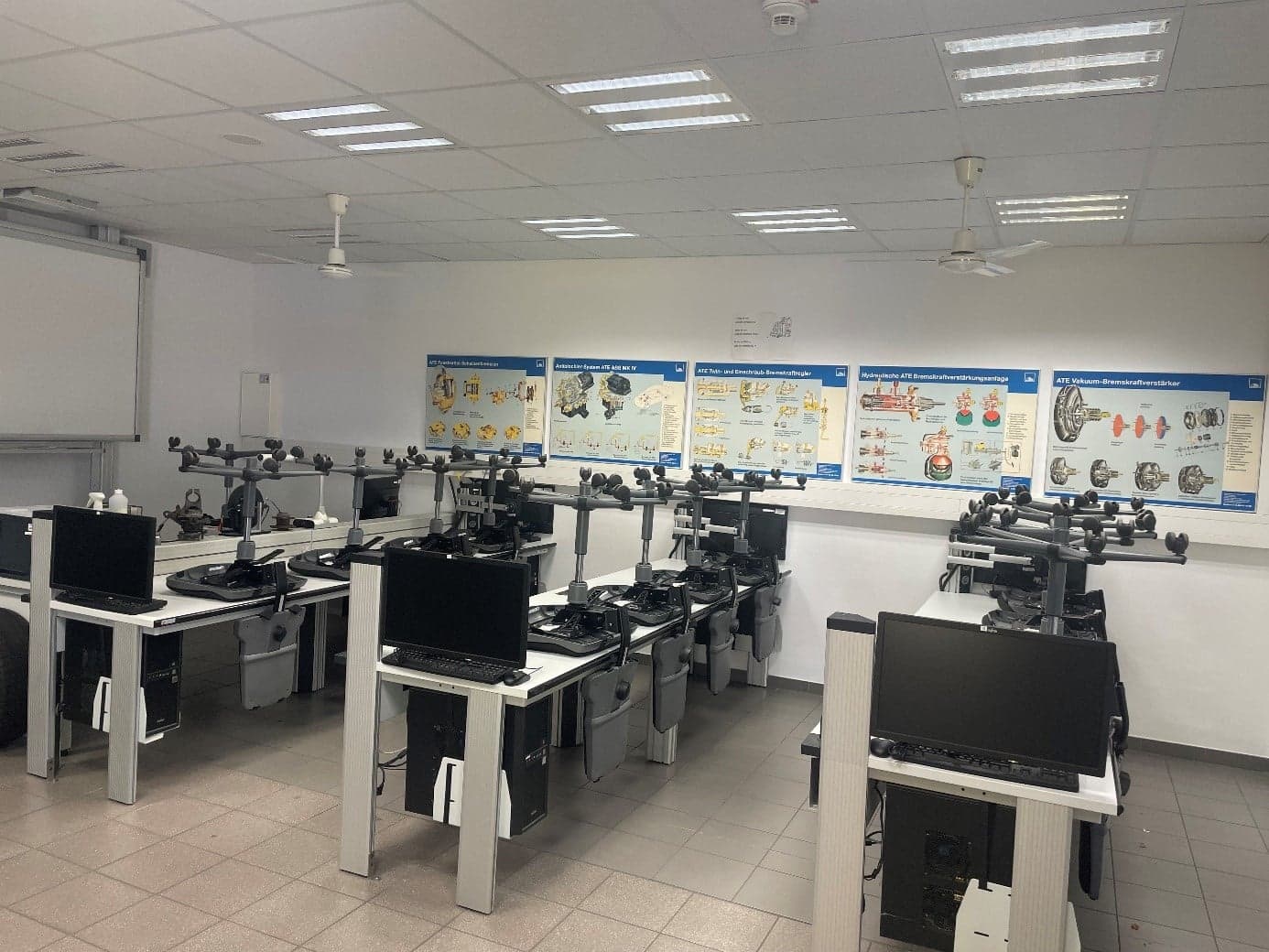 ورشة التدريب على تقنيات السيارات في غرفة الحرف اليدوية بكولونيا