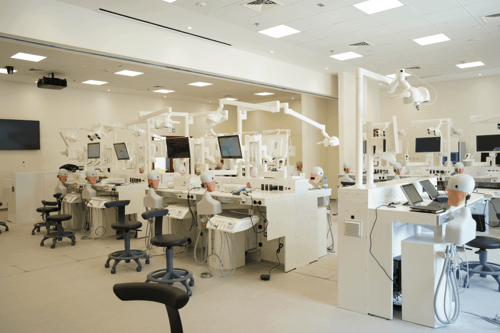 مختبر محاكاة طب الأسنان في جامعة قطر